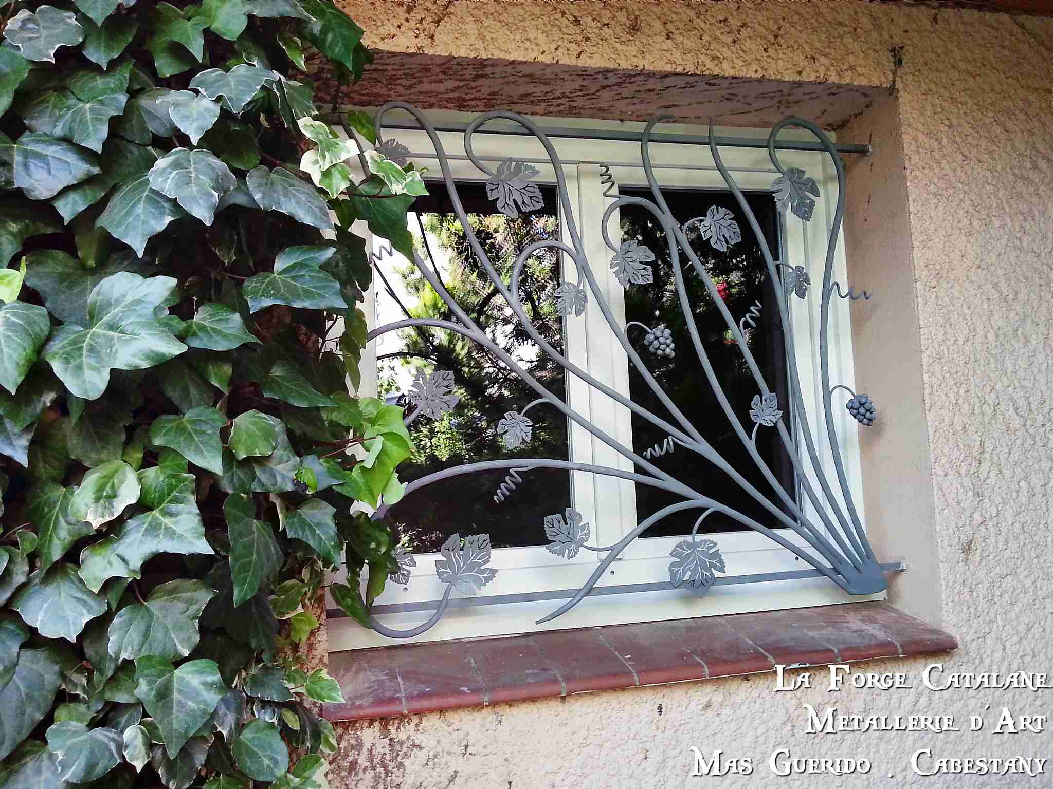 Grille sarment vigne travaillee a la forge a chaud forge catalane.jpg